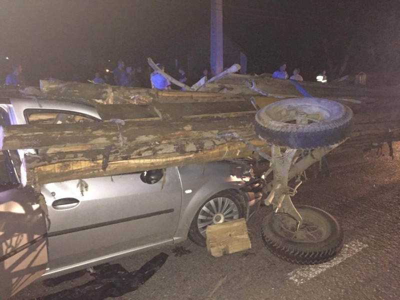 Lemnele au distrus partea dreaptă a loganului, femeia care stătea în față a murit pe loc. Foto: ISU Suceava