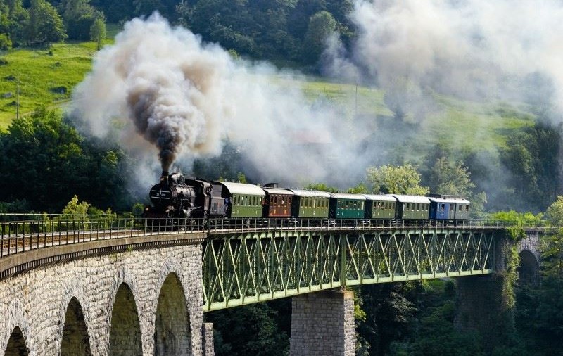 Cele mai spectaculoase călătorii cu trenul prin Europa. De la hotelul de lux pe roți El Transcantábric la traseul din Harry Potter