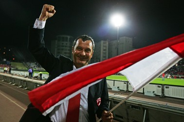 Antrenorul echipei de fotbal Dinamo Bucuresti, Mircea Rednic, se bucura, marti 8 mai 2007, la finalul meciului dintre Dinamo Bucuresti si CFR Cluj, intr-o partida din etapa a XXXI-a, a Ligii I la fotbal.