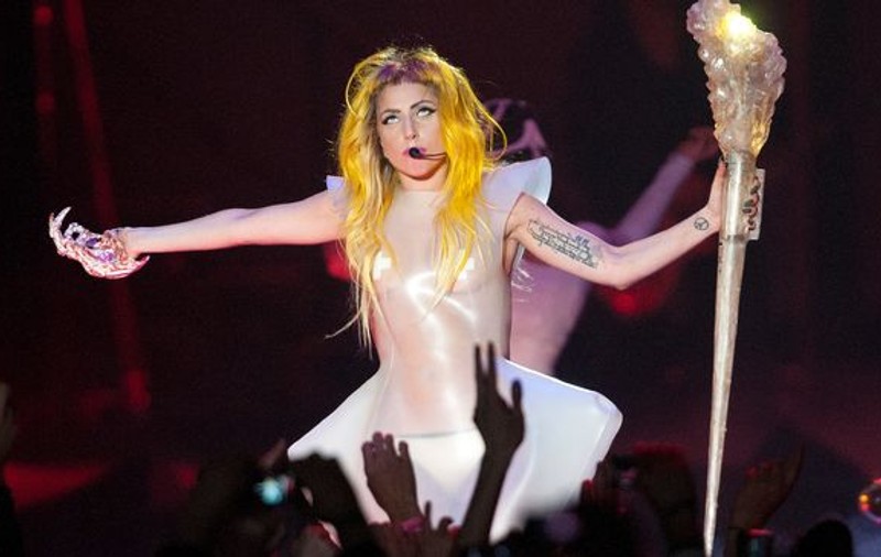 Lady Gaga a început să chelească