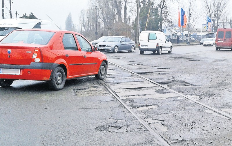 Încurcătură ca la noi: craterele din drumuri, în zona trecerilor la nivel, sunt ale CFR, care nu le poate repara din lipsă de bani