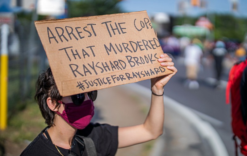 Încă un bărbat de culoare ucis de polițiști în SUA. Moartea lui a dus la proteste violente, iar șefa poliției din Atlanta și-a dat demisia