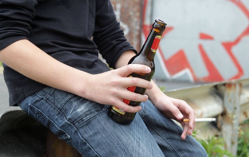 Elevii români beau de mici, fumează, consumă droguri și primesc alcool chiar din familie: „Măsura înseamnă să spui «NU»”