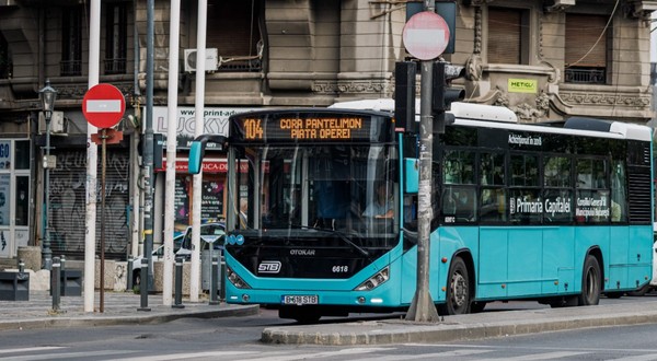 Un autobuz STB, în timp ce stă în stație la Piața Universității