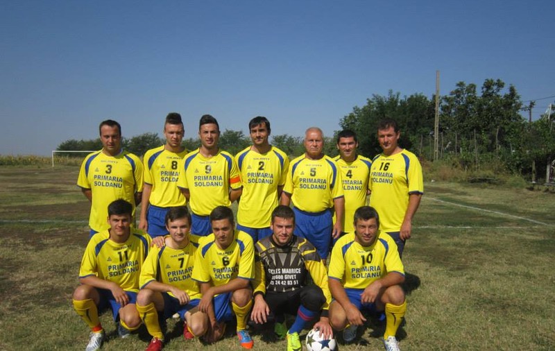ULUITOR! Un fotbalist s-a aruncat în fața mașinii, ca să scape de bătaie!