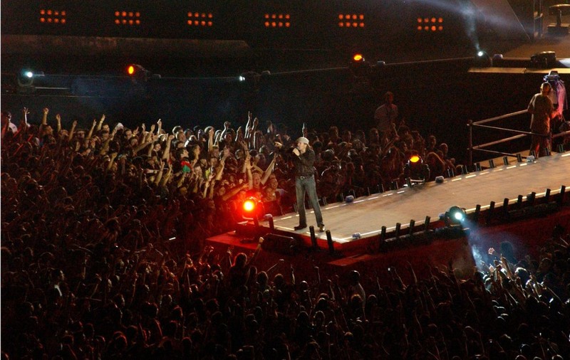 Un muncitor a fost la un concert de canțonete în Bari și a fost concediat și obligat să plătească 5.000 de euro pentru că și-a mințit angajatorul