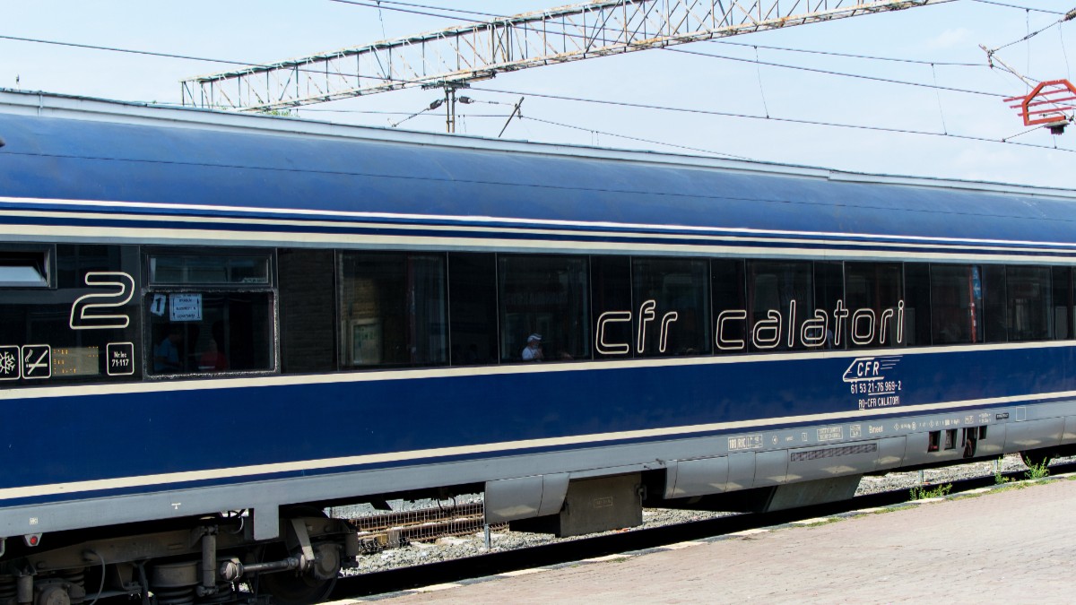 Un tren albastru CFR staționat.