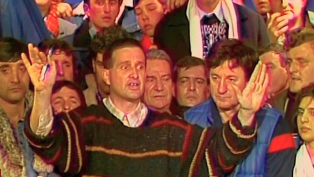 Mircea Dinescu cu celebrul pulover