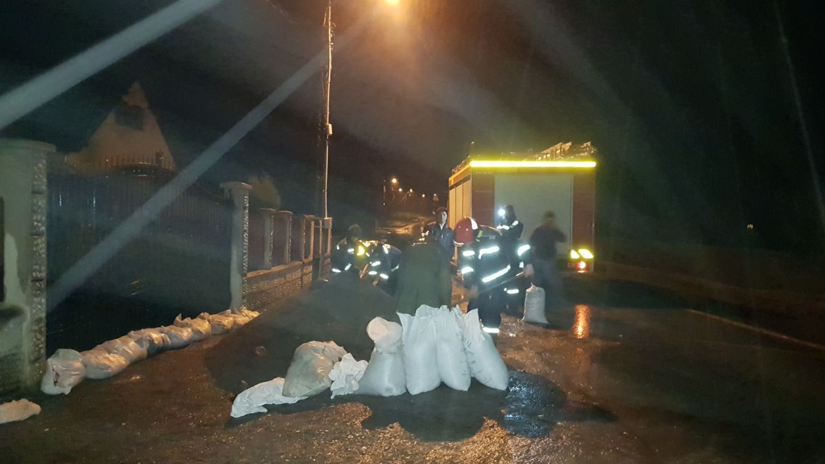 Inundații în trei localități din județul Covasna. Pompierii intervin pentru evacuarea apei