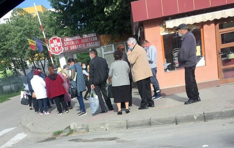 Zeci de bătrâni și de pacienți grav bolnavi, ținuți cu orele la cozi în fața spitalelor, în Vaslui și Cluj-Napoca