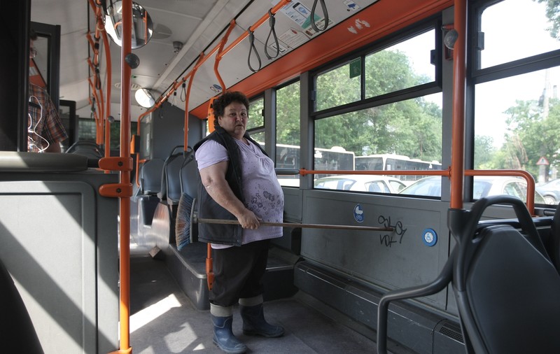 Măturăreasă RATB: „Românul s-a născut scriitor! Autobuzele sunt dezastru după ce ies din tură!”