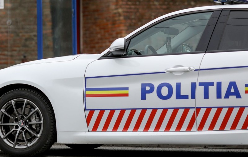 O polițistă din București, acuzată că a șantajat un medic estetician pe care l-a amenințat cu bătaia. Polițista, plasată sub control judiciar