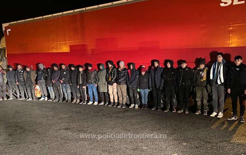 Peste 100 de migranți din Africa și Asia, găsiți la frontiera Arad în patru TIR-uri