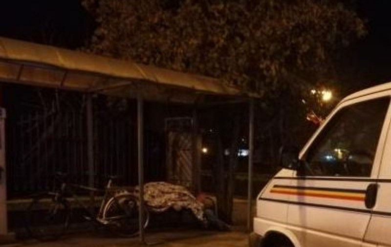 Bărbat mort, lăsat în stația de autobuz. Legiștii nu au ridicat trupul pentru că erau în afara programului