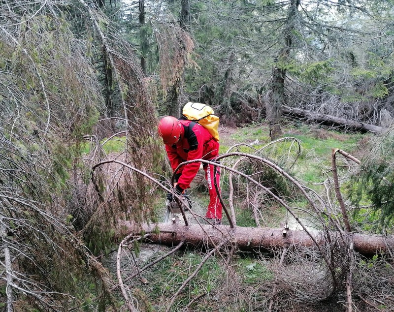 Lupta cu morile de vânt. Salvamontiștii refac singuri, în locul primăriilor, marcajele montane, pe care turiștii le vandalizează apoi. Stâlpii sunt furați de localnici și vânduți la fier vechi