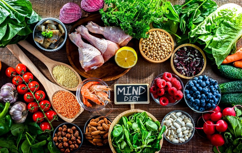 Ce e dieta MIND și ce alimente conține acest regim alimentar care e asociat cu o evoluție mai lentă a modificărilor din creier apărute odată cu vârsta