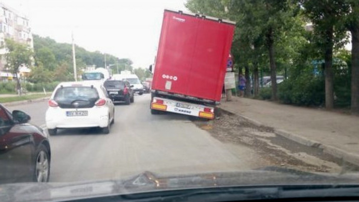 Un TIR a fost gata să se răstoarne într-un crater în asfalt, la Iași