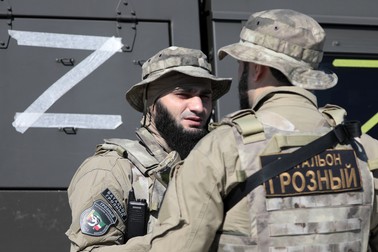 Emisiunile de știri nu relatează despre pierderile trupelor cecene, se spune doar că unii au fost răniți. Foto: soldați ceceni prezenți la o evaloare la reședința președintelui Kadîrov, pe 29 martie 2022, via Profimedia.