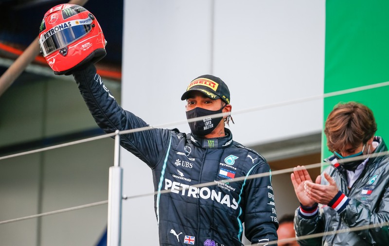 Lewis Hamilton a egalat recordul lui Michael Schumacher de victorii în Formula 1. A primit un cadou care l-a emoționat