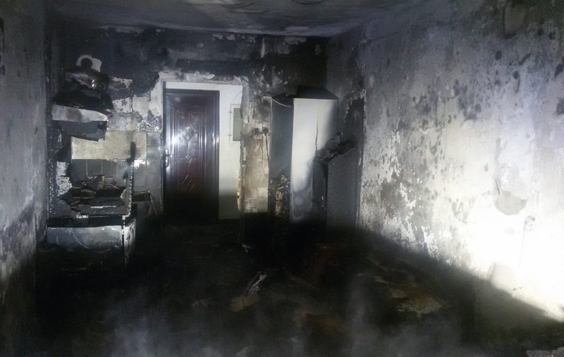 FOTO/ Explozie urmată de un incendiu într-un bloc din Brașov. Zeci de persoane au fost evacuate