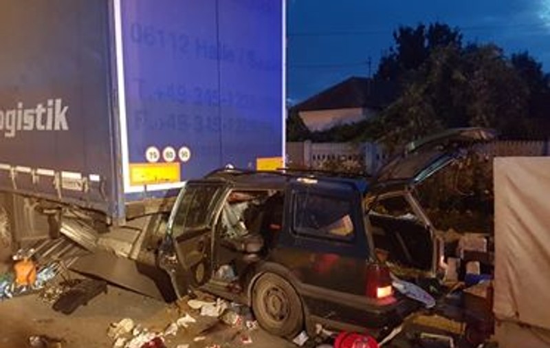 Accident grav în județul Dolj. Trei persoane rănite, după ce au intrat cu maşina sub un TIR