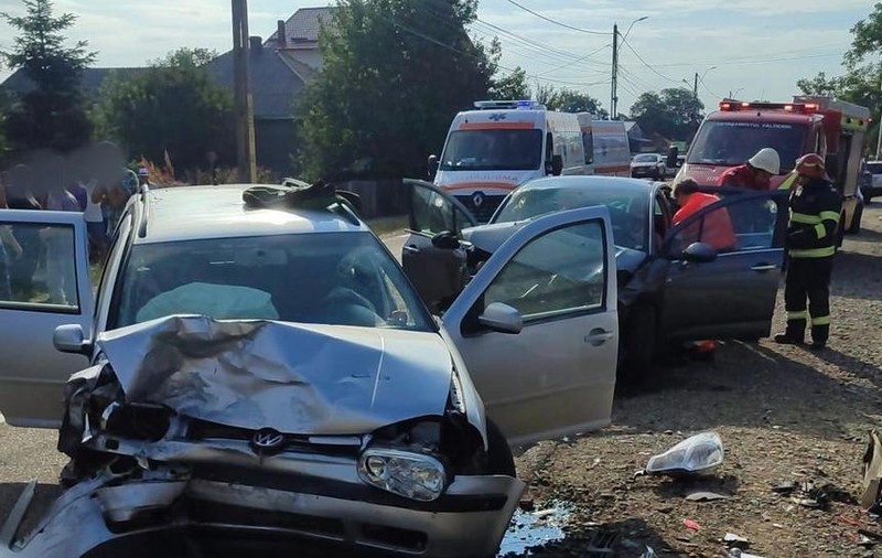 Accident cu cinci victime, dintre care doi copii, pe un drum din Suceava. Trei mașini, implicate