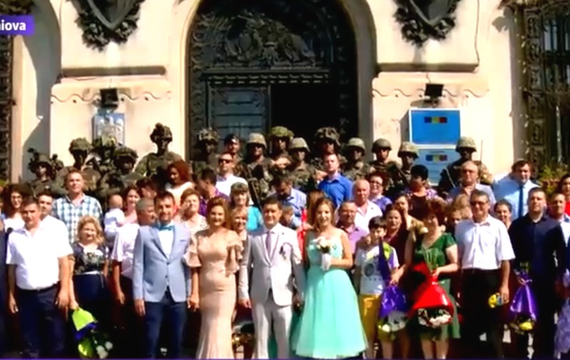 Doi tineri din Craiova care s-au căsătorit sâmbătă au fost asaltați de trupe NATO. Cum arată poza de grup