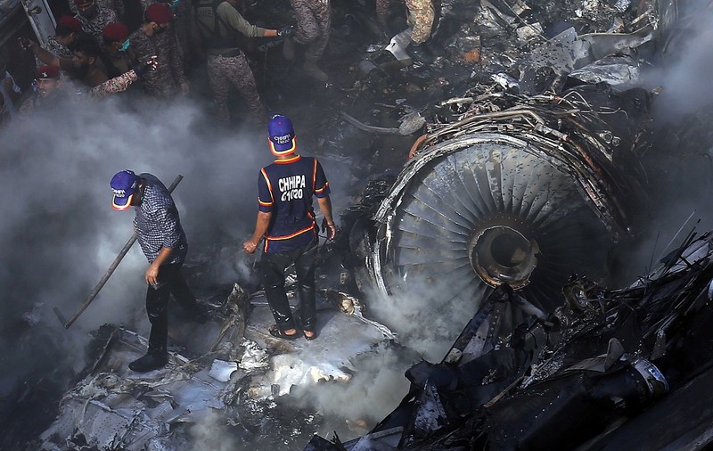 Măsură radicală în Pakistan, după accidentul aviatic din mai. 150 de piloți au fost opriți la sol, pentru licențe suspecte