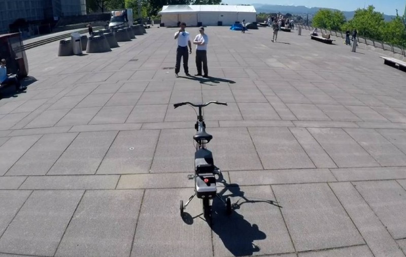Bicicleta AutoBike se conduce singură și ocolește pietonii, în timpul unei demonstrații 
