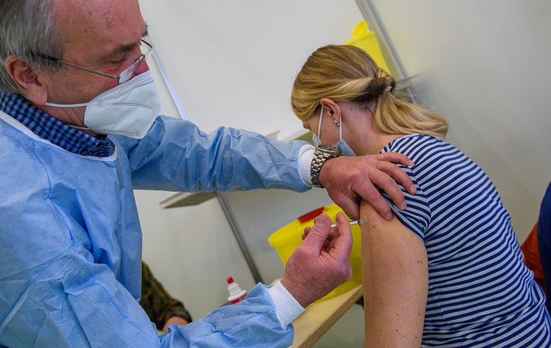 Președintele Asociației Medicilor de Familie: O reacție adversă crescută la vaccin înseamnă că persoana ar fi putut face o formă gravă de COVID