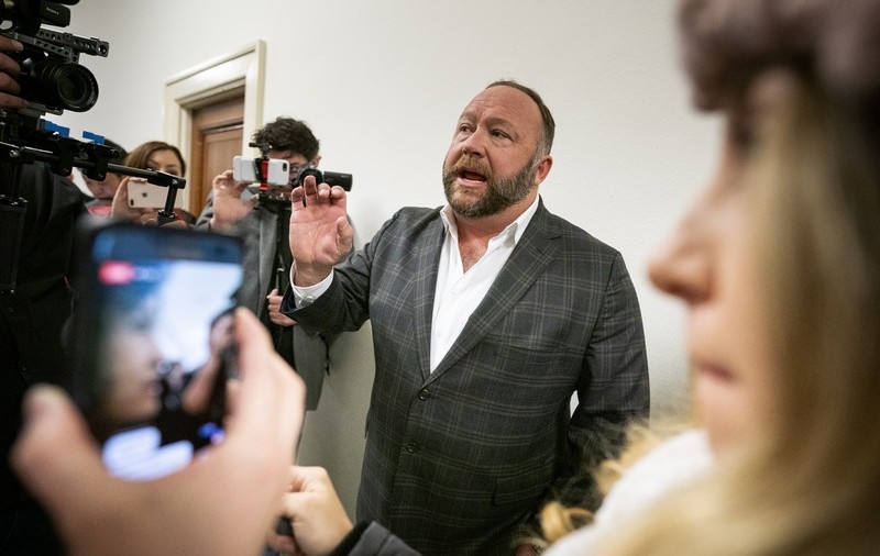 Suma pe care trebuie s-o plătească conspiraționistul Alex Jones după minciunile despre masacrul de la Sandy Hook a crescut la 1,5 miliarde de dolari