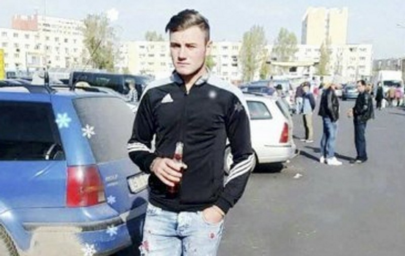 Adolescent lovit cu parul în cap pentru că asculta manele. Petrecea într-o comună din Iași