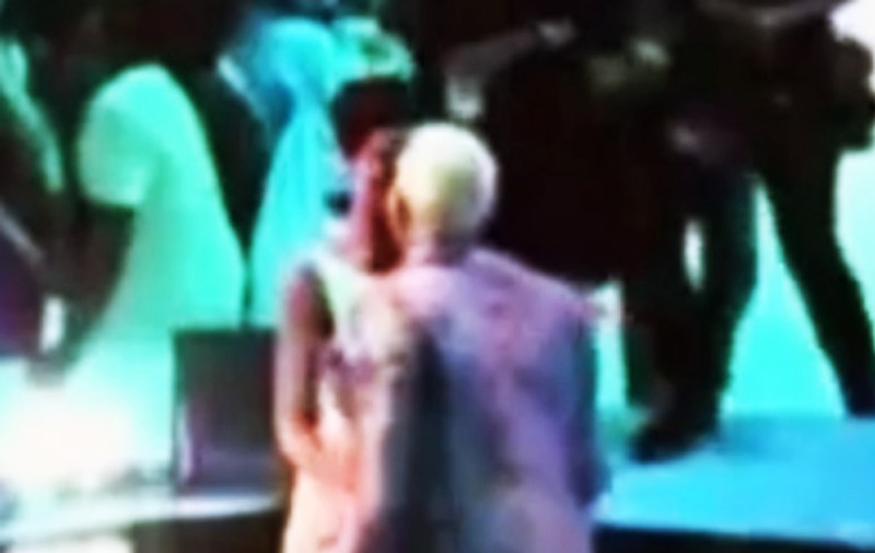 DOVADA că RIHANNA s-a ÎMPĂCAT cu CHRIS BROWN? S-au BĂTUT, acum se PUPĂ! VIDEO