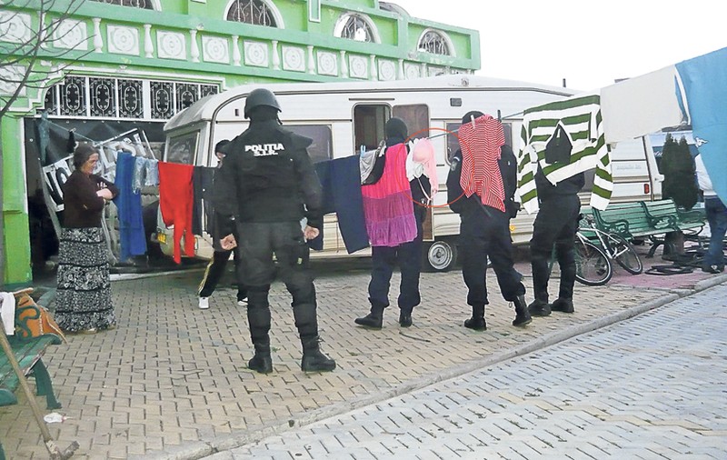 Procurorii DIICOT au reţinut, ieri, mai mulţi contrabandişti de arme