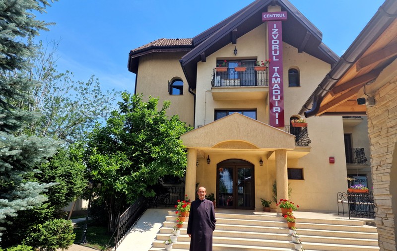 REPORTAJ. Fața neștiută a Bisericii. Într-o comună din Bacău, un preot care a învins alcoolismul îi ajută acum pe alții să scape de „boala care distruge familii întregi”: „Oamenii să știe că există speranță”