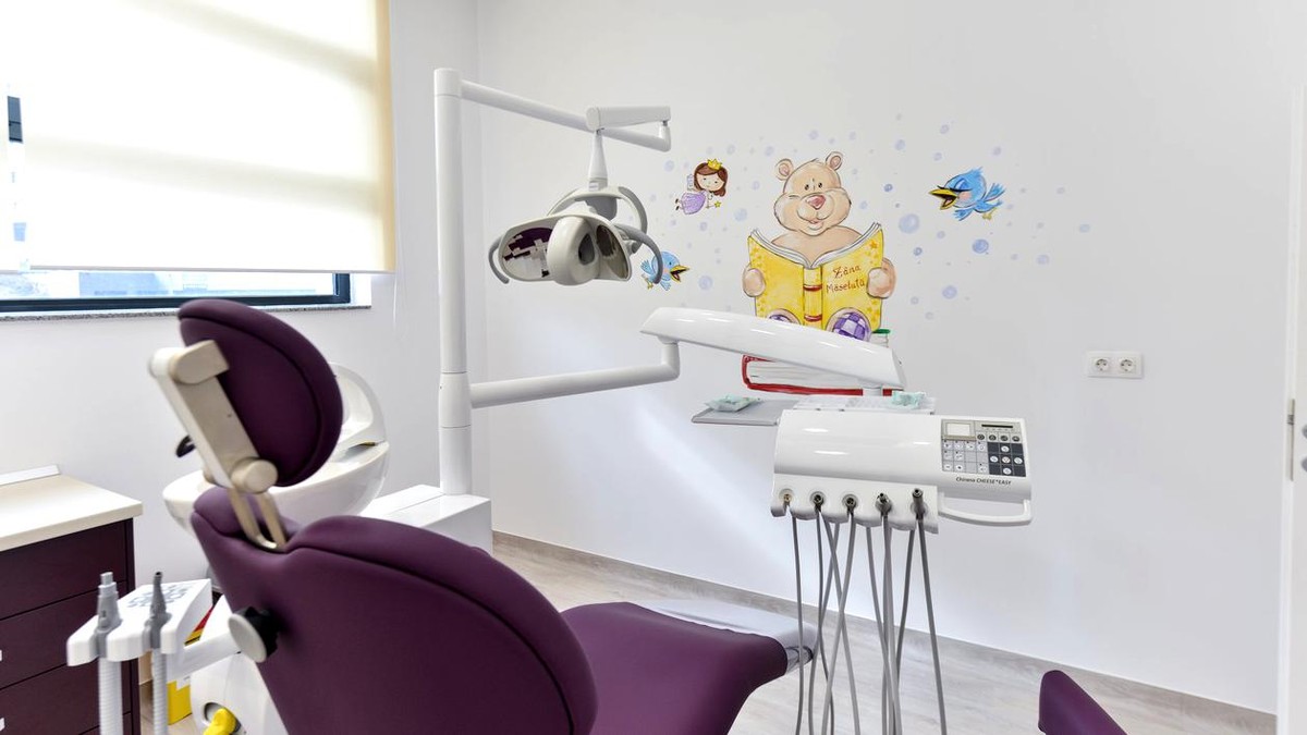 VIDEO Activitatea clinicii stomatologice din Piteşti, unde un copil de 4 ani a paralizat în urma unei anestezii, a fost suspendată