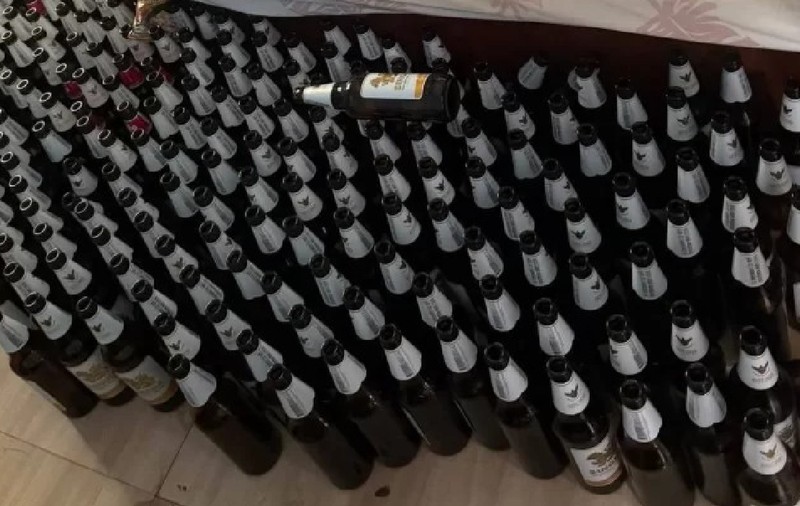 Un bărbat a murit după ce a băut doar bere timp de o lună. Podeaua plină de sticle goale