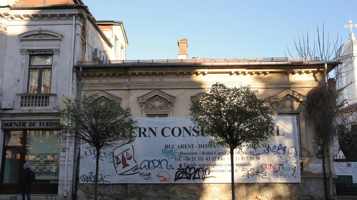 O clădire de cinci etaje va fi construită pe Calea Victoriei, în zonă protejată, lângă Casa cu cariatide. Proiectul urbanistic se află în dezbatere publică. Foto: Vlad Chirea
