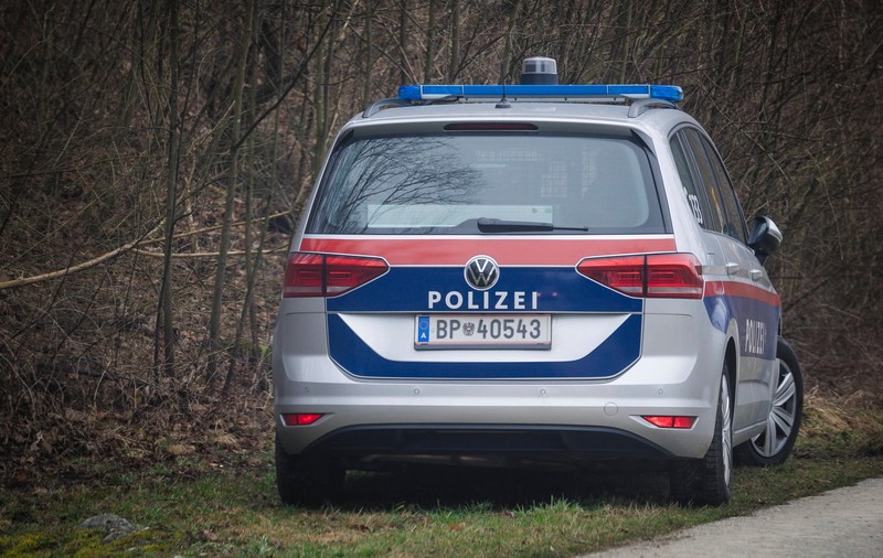 O fată de 12 ani din Austria acuză 17 adolescenți că au agresat-o sexual timp de mai multe luni, în Viena. Tânăra mai spune că a fost filmată și șantajată