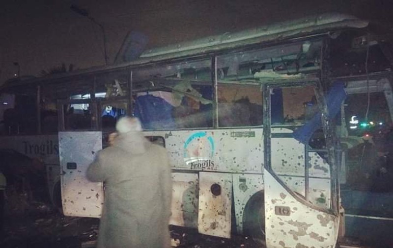UPDATE / Explozie la bordul unui autocar turistic, lângă piramidele din Egipt. Patru oameni au murit și 12 au fost răniți
