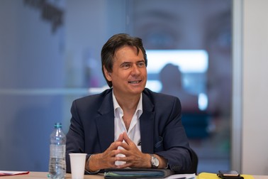 Roger-Marc Moreau are 65 de ani. „Este dur. Specialitatea lui este să pună întrebări, nu să răspundă la ele”, scria ziarul francez Liberation despre el în 1998