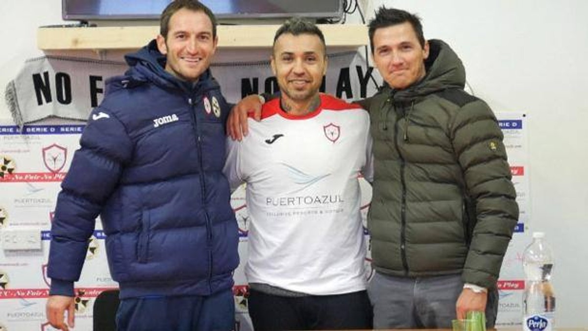 Francelino Matuzalem (centru) a îmbrăcat tricoul echipei la care joacă și fiul său