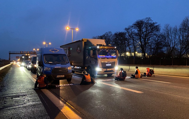 Activiștii pentru mediu germani blochează autostrăzile, lipindu-și mâinile cu adeziv de asfalt. „Dacă facem doar acțiuni cuminți, reacția politicienilor va fi prea lentă”