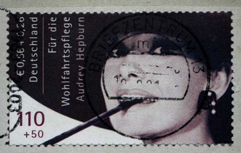 Timbru cu Audrey Hepburn, vândut cu 93.800 $