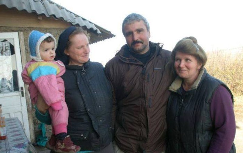 De necrezut! Curiosul caz al lui George Chirilă, omul care are două soții surori! Cum întrețin relații intime cu el și cum se împarte el în dormitor