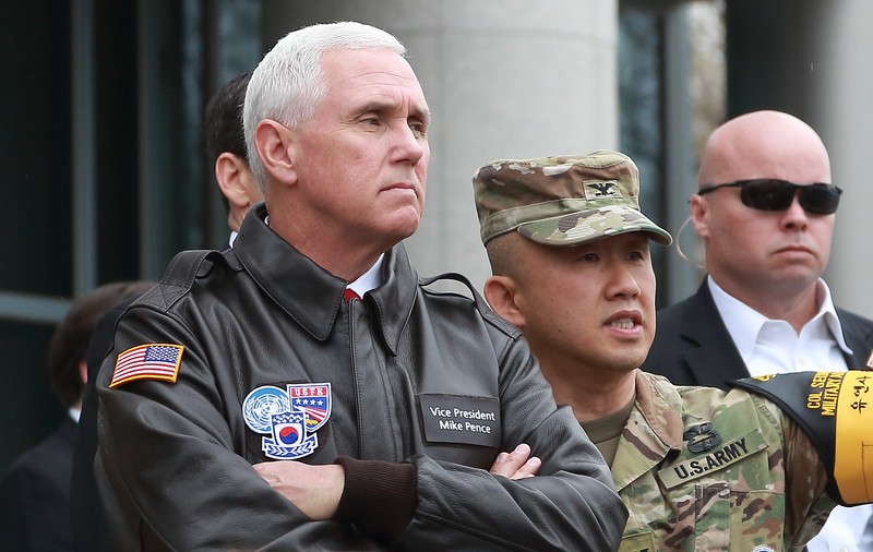 Omorosa: Mike Pence "crede că Isus îi vorbește” și-i spune ce mesaje să transmită