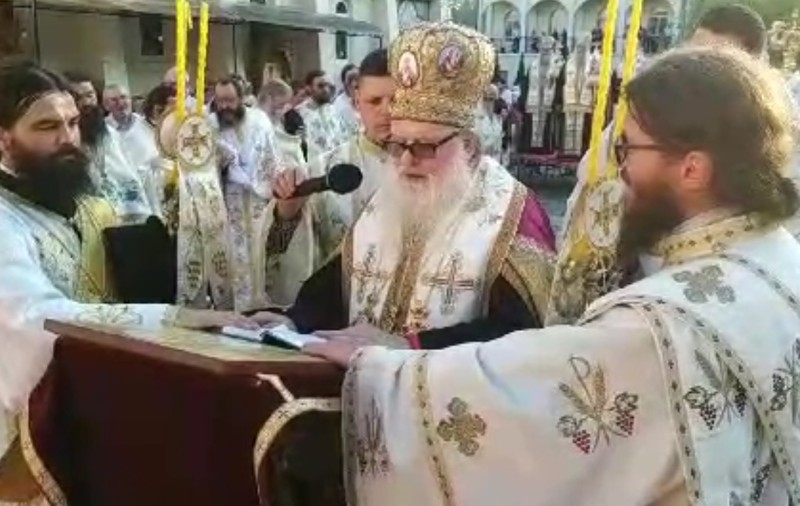 Slujbă cu zeci de preoţi și peste 100 de credincioși la Mănăstirea Slătioara. Nimeni nu a respectat regulile de distanţare