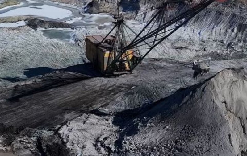 În interiorul unei mine de titan din Ucraina, unde funcționează un excavator precum într-un film SF