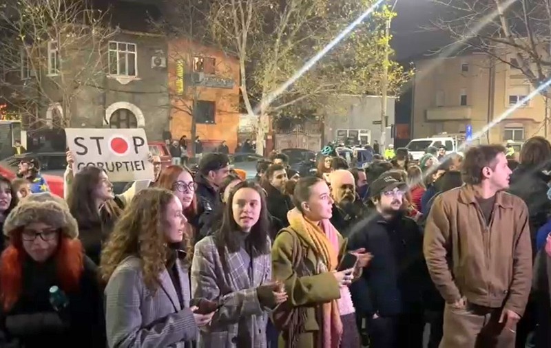 Protest în fața sediului CSM pentru o justiție independentă. Oamenii au cerut inclusiv demisia șefei de la Înalta Curte, Lia Savonea