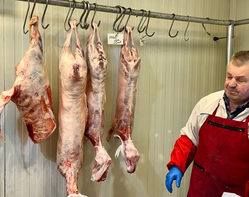 Preț miei Paște 2026. Cât costă kilogramul de carne de miel la București? „Am luat jumătate și am terminat bâlciul!”